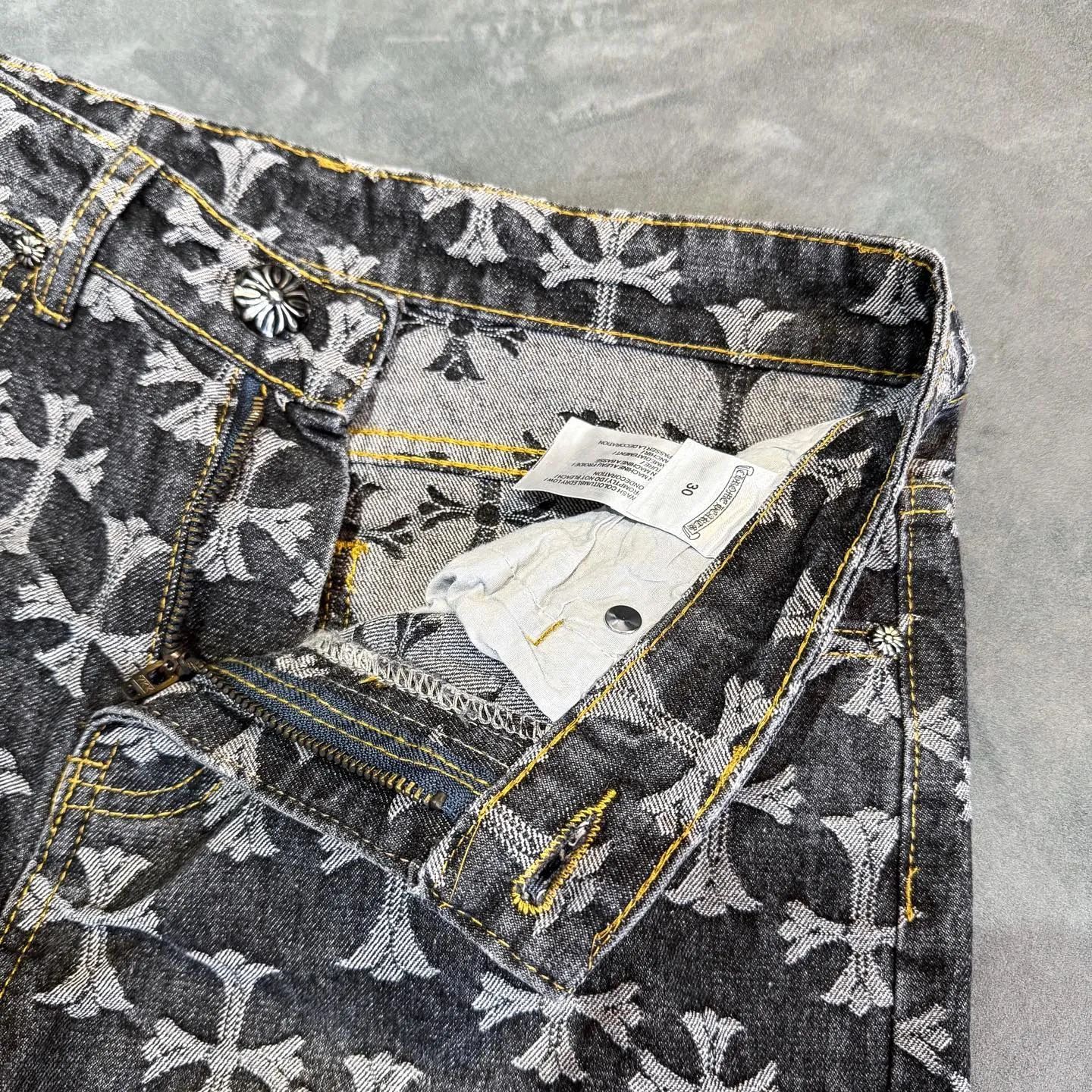 P220 [Black] Chrome Hearts｜Chrome Hearts CH all-over jacquard bootcut jeans - the same style as those of Internet celebrities. Cross-printed jeans, with unique cross design elements and all-over printing, full of design. It is made of 100% denim cotton fabric with heavy coarse yarn count, which ensures a stiff and tough silhouette while being soft, comfortable and breathable. The lapel is designed with silver buttons and is full of texture.  The classic dark yellow cross logo is all over the pants. They are generous and full of personality without being exaggerated. They are perfect for spring and summer!    Custom hardware! Same style for couples!  The three standards are complete, and the non-market version of the same style for men and women is free to compare and the quality is absolutely guaranteed. Size: 28/30/32/34/36 (s-xxl) Waist: 72/77/82/87/92 Knee: 55/56.5/58/59.5/61 Pants length: 103.5/110.5/107.5/109.5/111.5